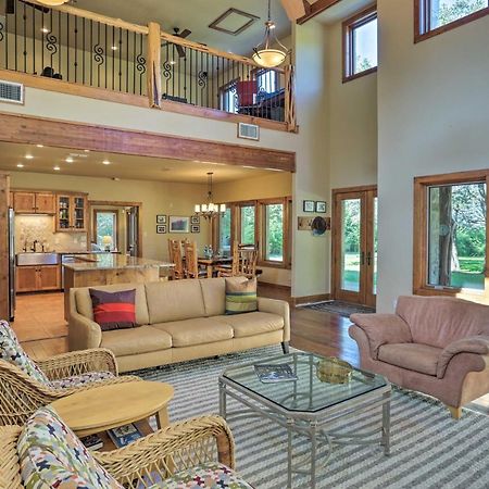 Riverfront Blanco Home With Shaded Porch And Hot Tub Exterior foto